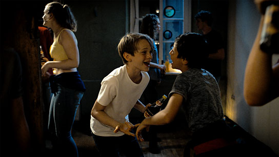 Yoran Leicher (2.v.l.), Sobhi Awad (3.v.l.) in "Zu weit weg" (2019) Yoran Leicher (2.v.l.), Sobhi Awad (3.v.l.) in "Zu weit weg" (2019);