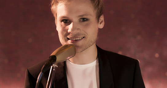 Anton Spieker in "Live" (2019); 