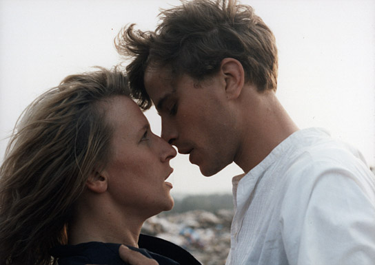 Dagmar Manzel, Frank Stieren in "Tanz auf der Kippe" (1991) Dagmar Manzel, Frank Stieren in "Tanz auf der Kippe" (1991); Quelle: DEFA-Stiftung, © DEFA-Stiftung, Waltraut Pathenheimer, Matthias Leupold