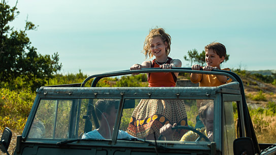 Josephine Arendsen, Sonny Coops van Utteren (stehend) in "Meine wunderbar seltsame Woche mit Tess" (2019); Quelle: Farbfilm Verleih, DFF, © Bind, Ostlicht Filmproduktion, Foto: Bert Nijman