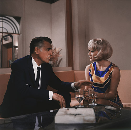 Stewart Granger, Sophie Hardy in "Das Geheimnis der weißen Nonne" (1966); Quelle: Tobis Film, © Tobis Film