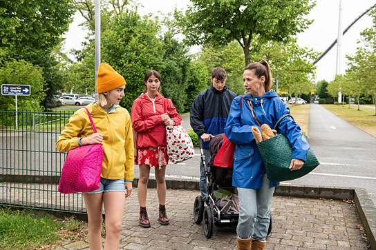 Luna Maxeiner, Lisa-Marie Koroll, Roman Lochmann, Alexandra Neldel (v.l.n.r.) in"Takeover - Voll vertauscht" (2020) Luna Maxeiner, Lisa-Marie Koroll, Roman Lochmann, Alexandra Neldel (v.l.n.r.) in"Takeover - Voll vertauscht" (2020); Quelle: Warner Bros. Pictures Germany, DFF, © 2019 Pantaleon Films GmbH, 2112 Pictures, MACKNEXT GmbH & Co KG, Warner Bros. Entertainment GmbH
