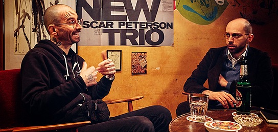 Dr. Mark Benecke, Tom Lass (v.l.n.r.) in "Leif in Concert - Vol. 2" (2019); Quelle: missingFILMs, DFF, © Mike Auerbach, Lischke & Klandt Filmproduktion