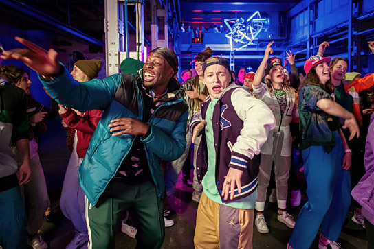 Dennis Kyere, Julius Nitschkoff (vorne v.l.n.r.) in "Into the Beat - Dein Herz tanzt" (2020); Quelle: Wild Bunch Germany, DFF, © Lieblingsfilm, Wild Bunch Germany 2020, Steffen Junghans