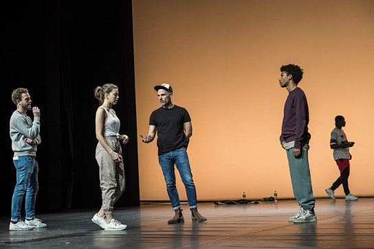 Alexandra Pfeifer, Stefan Westerwelle (Mitte), Yalany Marschner (vorne rechts) bei den Dreharbeiten zu "Into the Beat - Dein Herz tanzt" (2020) Alexandra Pfeifer, Stefan Westerwelle (Mitte), Yalany Marschner (vorne rechts) bei den Dreharbeiten zu "Into the Beat - Dein Herz tanzt" (2020); Quelle: Wild Bunch Germany, DFF, © Lieblingsfilm, Wild Bunch Germany 2020, Manju Sawhney