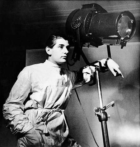 Selbstporträt Helmut Newton in Yvas Studio, 1930er Jahre ("Helmut Newton – The Bad and the Beautiful", 2019) Selbstporträt Helmut Newton in Yvas Studio, 1930er Jahre ("Helmut Newton – The Bad and the Beautiful", 2019); Quelle: Filmwelt Verleih, DFF, © Foto: Helmut Newton, Helmut Newton Estate / Courtesy Helmut Newton Foundation