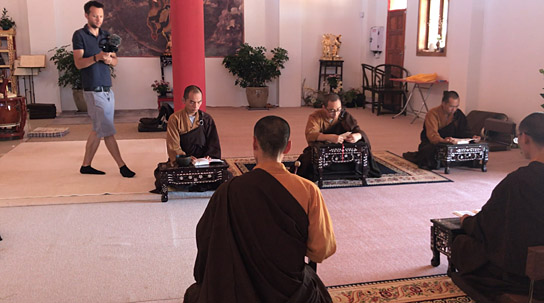 Jesco Puluj (links) bei den Dreharbeiten zu "Weltreise mit Buddha" (2019); Quelle: Solidmovies, DFF, © Happy Entertainment