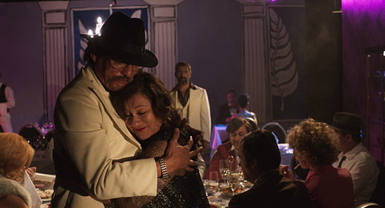 Oliver Masucci, Eva Mattes (vorne) in "Enfant Terrible" (2020) Oliver Masucci, Eva Mattes (vorne) in "Enfant Terrible" (2020);