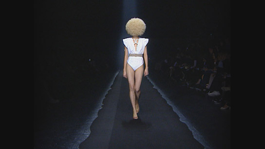 Silhouette der Frühjahr/Sommer-Kollektion 2009 ("Martin Margiela - Mythos der Mode", 2020) Silhouette der Frühjahr/Sommer-Kollektion 2009 ("Martin Margiela - Mythos der Mode", 2020); Quelle: NFP Marketing & Distribution*, DFF, © 2019 Reiner Holzemer Film, RTBF, Aminata Productions