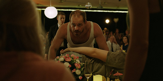 Marc-Benjamin Puch (Mitte) in "Sag Du es mir" (2019); Quelle: missingFILMs, DFF, © missingFILMs