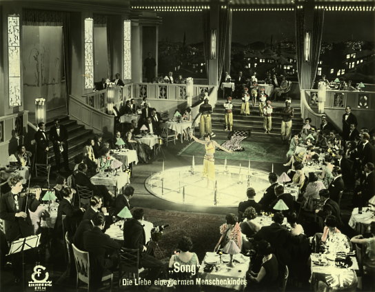 Anna May Wong (Mitte) in "Song. Die Liebe eines armen Menschenkindes" (1928); Quelle: DFF