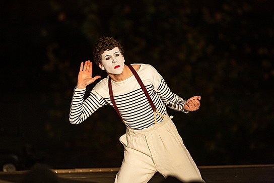 Jesse Eisenberg in "Résistance" (2020) Jesse Eisenberg in "Résistance" (2020); Quelle: Warner Bros. Pictures Germany, DFF, © 2020 Resistance Pictures Limited