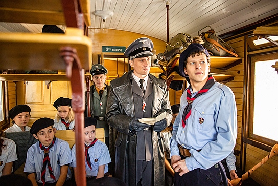 Matthias Schweighöfer (2.v.r.), Jesse Eisenberg (rechts) in "Résistance" (2020) Matthias Schweighöfer (2.v.r.), Jesse Eisenberg (rechts) in "Résistance" (2020); Quelle: Warner Bros. Pictures Germany, DFF, © 2020 Resistance Pictures Limited