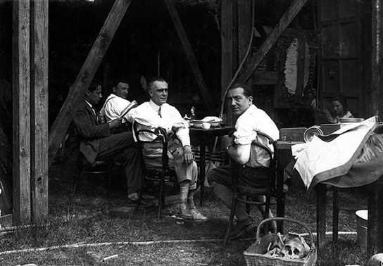 Karl Freund (hinten links), Alfred Abel (vorne links), Fritz Lang (vorne rechts), Brigitte Helm (hinten rechts) bei den Dreharbeiten zu "Metropolis" (1926); Quelle: Murnau-Stiftung, SDK, © Horst von Harbou - Deutsche Kinemathek