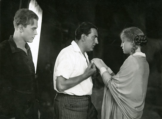 Gustav Fröhlich, Fritz Lang, Brigitte Helm (v.l.n.r.) bei den Dreharbeiten zu "Metropolis" (1926) Gustav Fröhlich, Fritz Lang, Brigitte Helm (v.l.n.r.) bei den Dreharbeiten zu "Metropolis" (1926); Quelle: Murnau-Stiftung, DFF, © Horst von Harbou - Deutsche Kinemathek