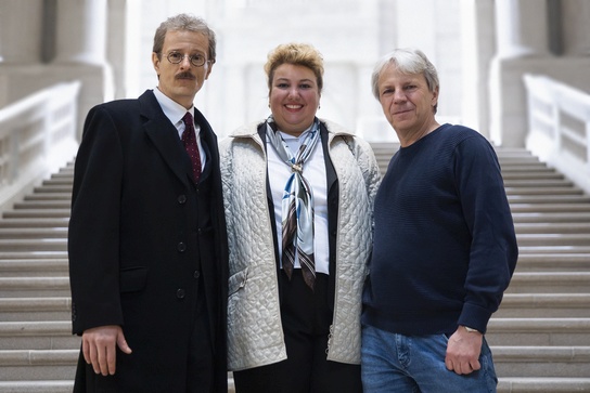 Alexander Scheer, Meltem Kaptan, Andreas Dresen (v.l.n.r.) bei den Dreharbeiten zu "Rabiye Kurnaz gegen George W. Bush" (2020); Quelle: Pandora Film Verleih, Foto: Anne Wilk