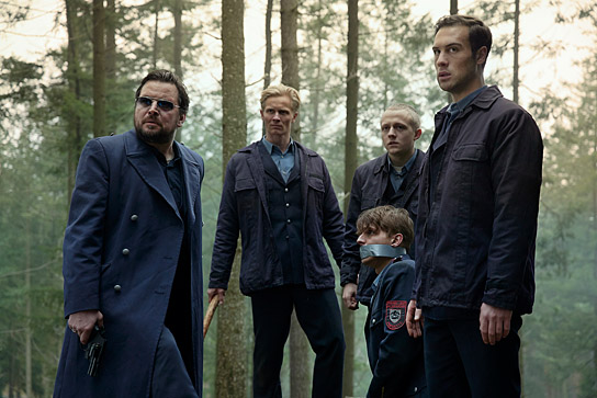 Sascha Alexander Geršak, Roman Schomburg, Jakob Schmidt, Malte Thomsen (stehend v.l.n.r.), Merlin Rose (kniend) in "Wir können nicht anders" (2020); Quelle: Netflix, DFF 