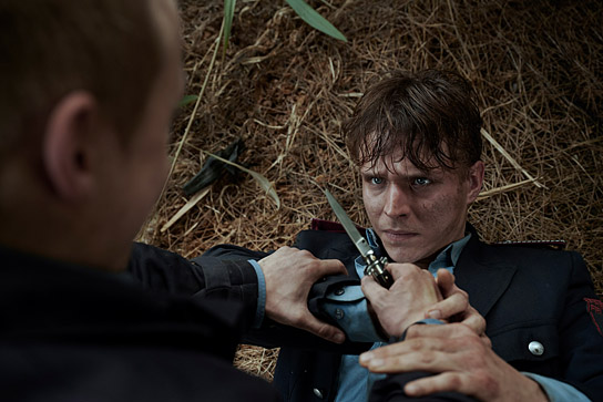 Jakob Schmidt, Merlin Rose (v.l.n.r.) in "Wir können nicht anders" (2020); Quelle: Netflix, DFF