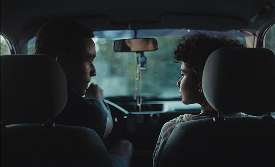 Noah Tinwa, Safinaz Sattar in "Paradiesvogel" (2020); Quelle: Filmfestival Max Ophüls Preis 2021, © Lisa Jilg