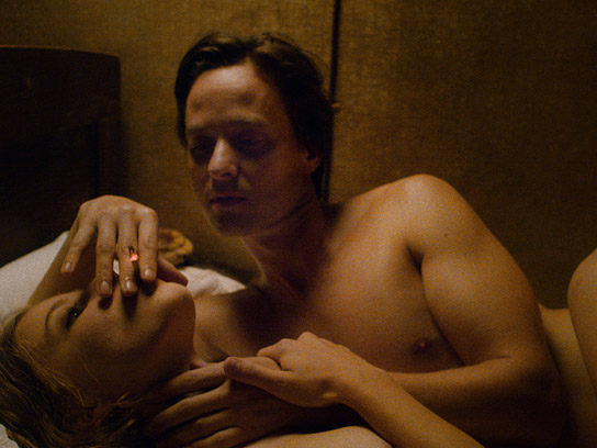 Saskia Rosendahl, Tom Schilling (v.l.n.r.) in "Fabian oder Der Gang vor die Hunde" (2021); Quelle: DCM Film Distribution, DFF, © Lupa Film, Hanno Lentz, DCM