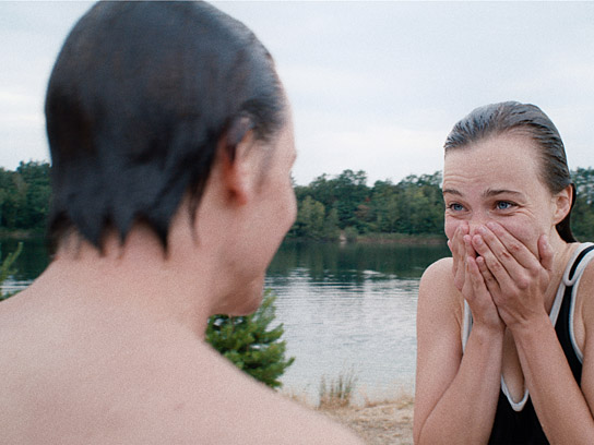 Tom Schilling, Saskia Rosendahl (v.l.n.r.) in "Fabian oder Der Gang vor die Hunde" (2021); Quelle: DCM Film Distribution, DFF, © Lupa Film, Hanno Lentz, DCM