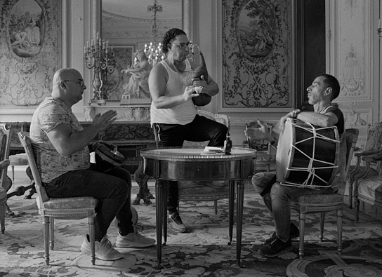 The Nour Orchestra: Karim Lassoued, Neji Nassouma, Ridha Gliss in "One Hundred Steps" (2021); Quelle: 71. Internationale Filmfestspiele Berlin (Katalog), © Bárbara Wagner, Benjamin de Burca