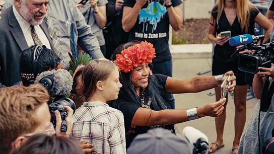Greta Thunberg (vorne Mitte) in "NOW" (2020); Quelle: W-film, DFF, © W-film, Starhaus Produktionen
