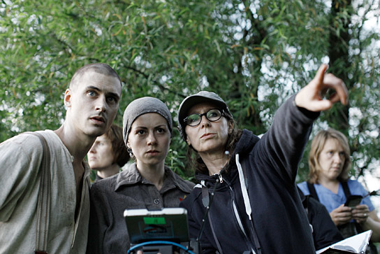 Mateusz Damiecki, Alice Dwyer, Anna Justice (vorne v.l.n.r.) bei den Dreharbeiten zu "Die verlorene Zeit" (2011); Quelle: Movient Film, DFF, Foto: Tom Trambow