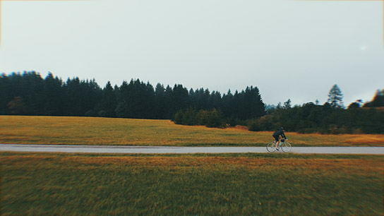Till Seifert in "SO WEIT - Ein Fahrrad, eine Gitarre und 1400 km Neuanfang" (2021); Quelle: Nordpolaris, DFF