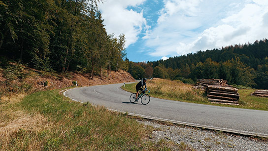 Till Seifert in "SO WEIT - Ein Fahrrad, eine Gitarre und 1400 km Neuanfang" (2021) Till Seifert in "SO WEIT - Ein Fahrrad, eine Gitarre und 1400 km Neuanfang" (2021); Quelle: Nordpolaris, DFF
