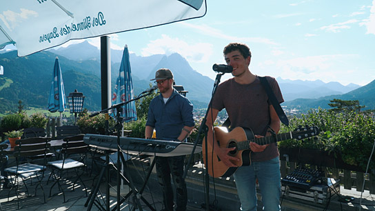 Till Seifert (rechts) in "SO WEIT - Ein Fahrrad, eine Gitarre und 1400 km Neuanfang" (2021); Quelle: Nordpolaris, DFF