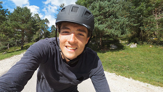 Till Seifert in "SO WEIT - Ein Fahrrad, eine Gitarre und 1400 km Neuanfang" (2021) Till Seifert in "SO WEIT - Ein Fahrrad, eine Gitarre und 1400 km Neuanfang" (2021); Quelle: Nordpolaris, DFF