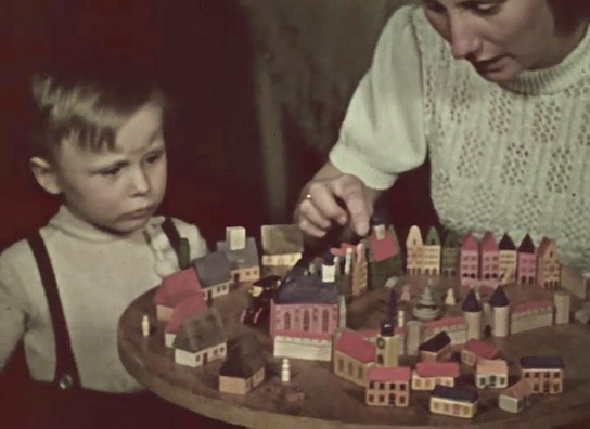 Screenshot aus "Kindertagebuch 1942" (1942); Quelle: SLUB Dresden, © SLUB Dresden, Filmverband Sachsen (Dresden), Hirsch Film (Dresden)