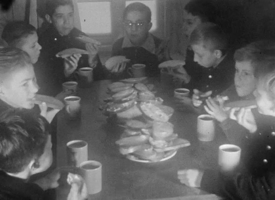 Screenshot aus "Pimpfe erleben den Grenzlandwinter" (1937); Quelle: SLUB Dresden, © SLUB Dresden, Filmverband Sachsen (Dresden), Hirsch Film (Dresden)