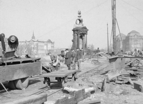 Screenshot aus "Carola-Brücke Dresden, Sprengung des alten Brückenträgers am 7. März 1952" (1952); Quelle: SLUB Dresden, © SLUB Dresden, Filmverband Sachsen (Dresden), Hirsch Film (Dresden)
