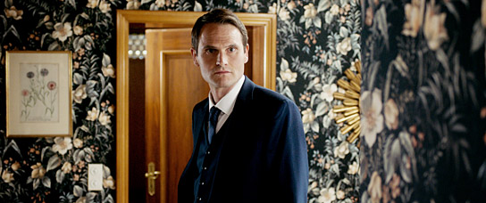 Fabian Hinrichs in "Die Vergesslichkeit der Eichhörnchen" (2020) Fabian Hinrichs in "Die Vergesslichkeit der Eichhörnchen" (2020); Quelle: Filmwelt Verleihagentur, DFF, © Zieglerfilm Baden-Baden