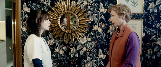 Emilia Schüle, Anna Stieblich (v.l.n.r.) in "Die Vergesslichkeit der Eichhörnchen" (2020) Emilia Schüle, Anna Stieblich (v.l.n.r.) in "Die Vergesslichkeit der Eichhörnchen" (2020); Quelle: Filmwelt Verleihagentur, DFF, © Zieglerfilm Baden-Baden