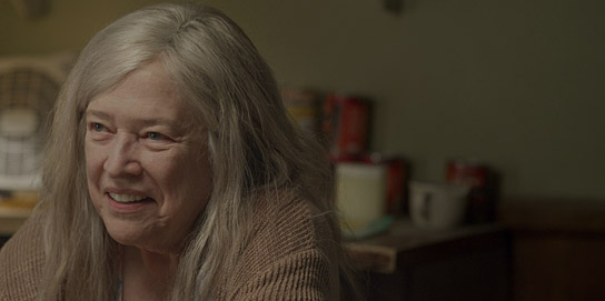 Kathy Bates in "Home" (2020); Quelle: Weltkino Filmverleih, DFF, © Augenschein Filmproduktion GmbH, Frank Griebe