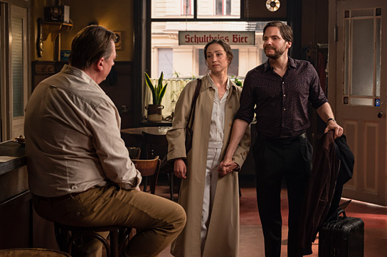 Peter Kurth, Aenne Schwarz, Daniel Brühl (v.l.n.r.) in "Nebenan" (2021) Peter Kurth, Aenne Schwarz, Daniel Brühl (v.l.n.r.) in "Nebenan" (2021); Quelle: Warner Bros. Pictures Germany, DFF, © 2021 Amusement Park Film GmbH, Warner Bros. Ent. GmbH, Reiner Bajo
