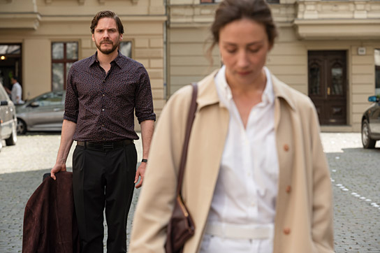 Daniel Brühl, Aenne Schwarz in "Nebenan" (2021); Quelle: Warner Bros. Pictures Germany, DFF, © 2021 Amusement Park Film GmbH, Warner Bros. Ent. GmbH, Reiner Bajo