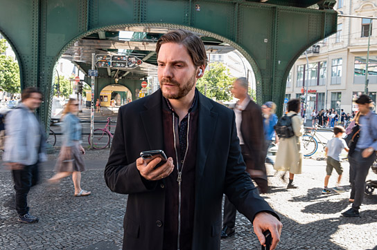 Daniel Brühl in "Nebenan" (2021); Quelle: Warner Bros. Pictures Germany, DFF, © 2021 Amusement Park Film GmbH, Warner Bros. Ent. GmbH, Reiner Bajo