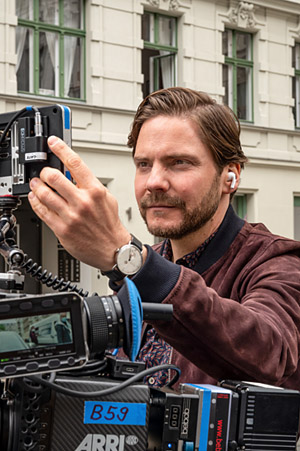 Daniel Brühl bei den Dreharbeiten zu "Nebenan" (2021); Quelle: Warner Bros. Pictures Germany, DFF, © 2021 Amusement Park Film GmbH, Warner Bros. Ent. GmbH, Reiner Bajo