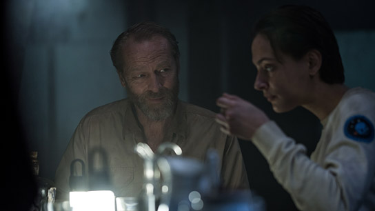 Iain Glen, Nora Arnezeder (v.l.n.r.) in "Tides" (2020);  Quelle: Constantin Film Verleih, DFF, © 2021 Constantin Film Verleih GmbH