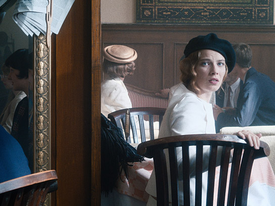 Saskia Rosendahl in "Fabian oder Der Gang vor die Hunde" (2021); Quelle: DCM Film Distribution, DFF, © Lupa Film, Hanno Lentz, DCM