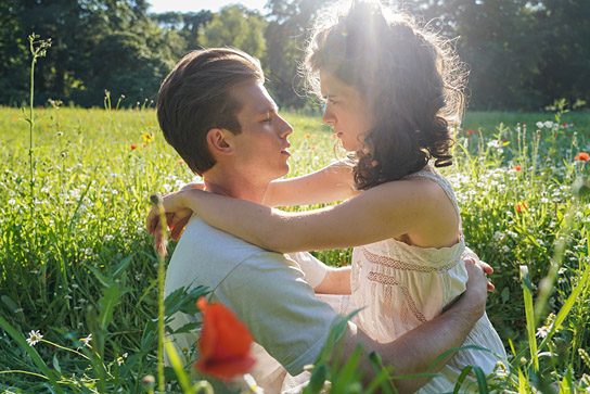 Jannis Niewöhner, Liv LIsa Fries (v.l.n.r.) in "Bekenntnisse des Hochstaplers Felix Krull" (2021) Jannis Niewöhner, Liv LIsa Fries (v.l.n.r.) in "Bekenntnisse des Hochstaplers Felix Krull" (2021); Quelle: Warner Bros. Pictures Germany, DFF, © 2021 Bavaria Filmproduktion GmbH, Marco Nagel