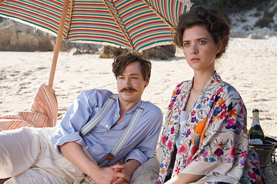 David Kross, LIv LIsa Fries (v.l.n.r.) in "Bekenntnisse des Hochstaplers Felix Krull" (2021) David Kross, LIv LIsa Fries (v.l.n.r.) in "Bekenntnisse des Hochstaplers Felix Krull" (2021); Quelle: Warner Bros. Pictures Germany, DFF, © 2021 Bavaria Filmproduktion GmbH, Marco Nagel