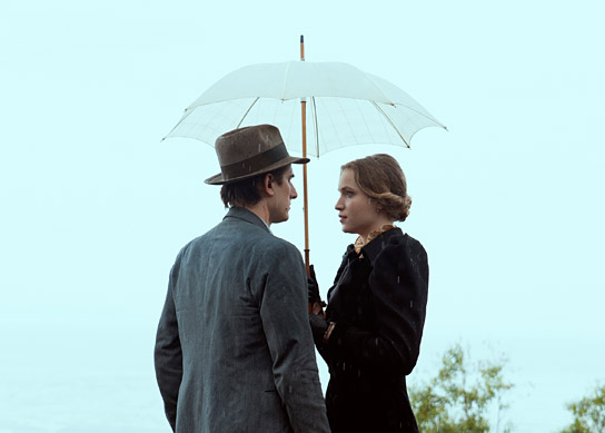 Luca Marinelli. Jessica Cressy (v.l.n.r.) in "Martin Eden" (2019) Luca Marinelli. Jessica Cressy (v.l.n.r.) in "Martin Eden" (2019); Quelle: Piffl Medien, DFF, © Francesca Errichiello