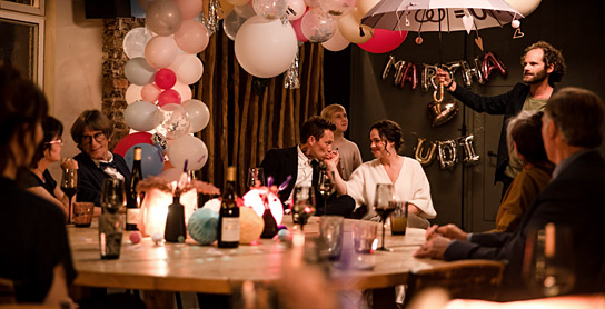 Artjom Gilz (Mitte links), Verena Altenberger (Mitte rechts), Maximilian Schafroth (3.v.r.) in "Generation Beziehungsunfähig" (2021) Artjom Gilz (Mitte links), Verena Altenberger (Mitte rechts), Maximilian Schafroth (3.v.r.) in "Generation Beziehungsunfähig" (2021); Quelle: Warner Bros. Pictures Germany, DFF, © Pantaleon Films GmbH, Warner Bros. Filmproduktion GmbH, Foto: Tom Trambow