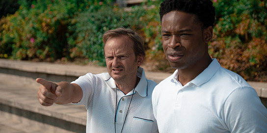 Milan Peschel, Dimitri Abold (v.l.n.r.) in "Beckenrand Sheriff" (2021) Milan Peschel, Dimitri Abold (v.l.n.r.) in "Beckenrand Sheriff" (2021); Quelle: LEONINE Distribution, DFF