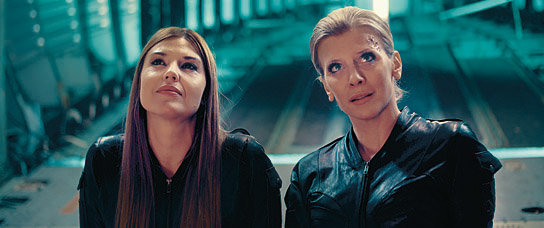 Barbara Nedeljakova, Eva Habermann (v.l.n.r.) in "Sky Sharks" (2021); 